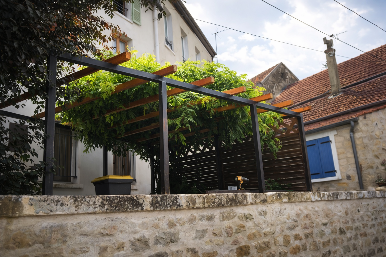 Structure de pergola métallique dans une cour