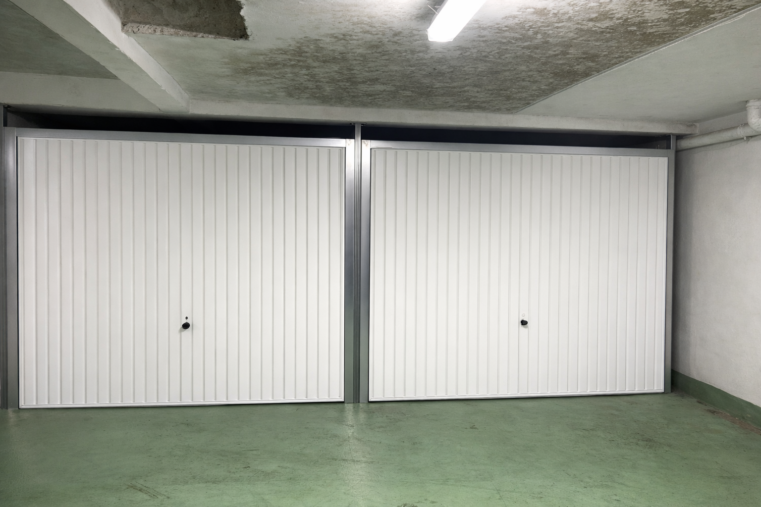 Porte de garage installée dans un parking
